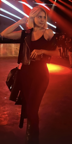 Mujer con outfit negro en festival